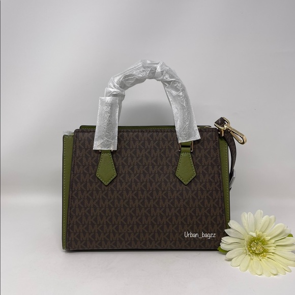 Michael Kors Hope Medium Messenger - Picture 5 of 9